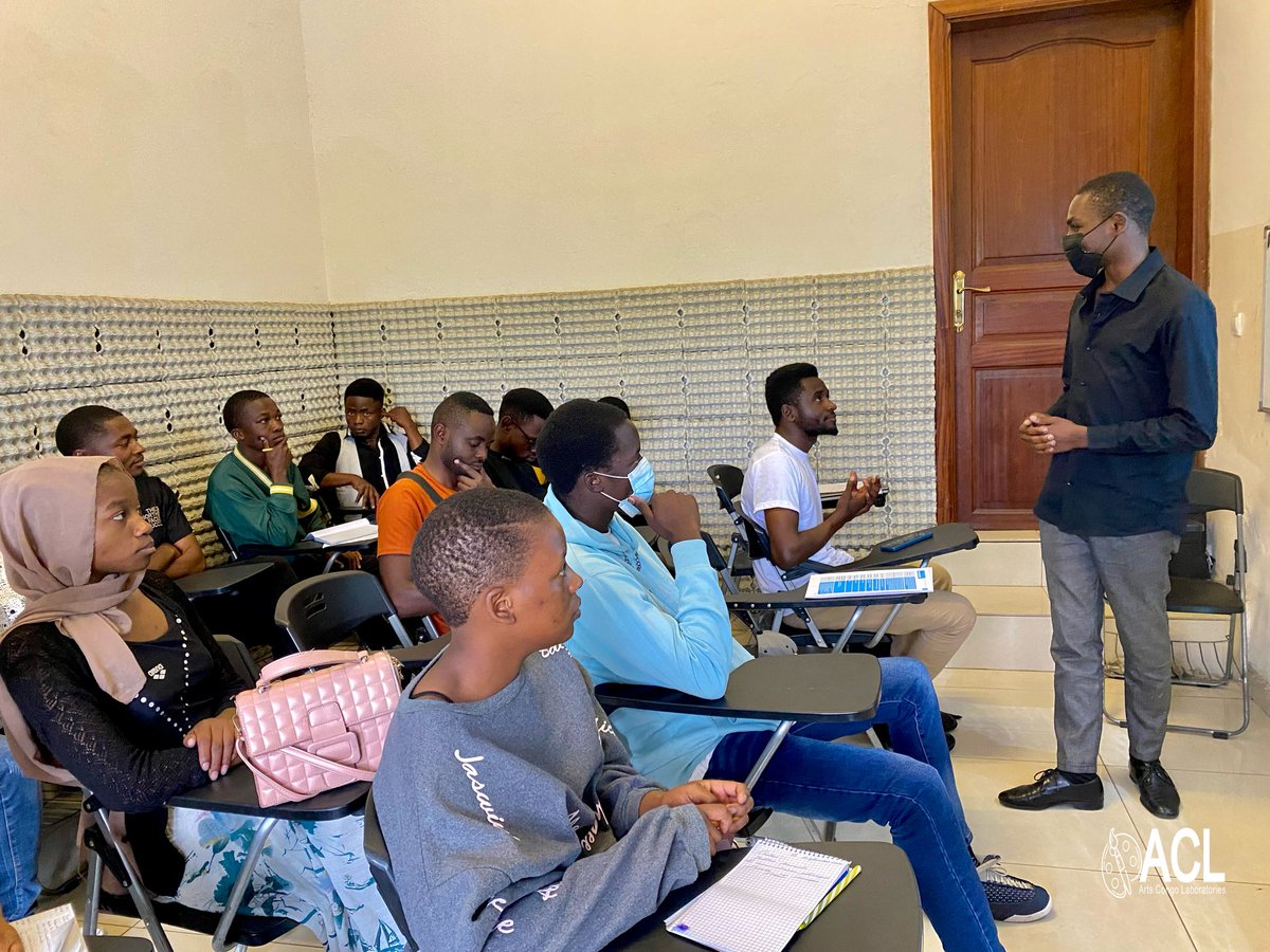 SilvaKanduki's tweet photo. Nous avons eu l'honneur de faciliter un atelier en communication artistique organisé par @Artscongolab , devant une dizaine de jeunes artistes  de Goma...
@jospin_kanane
@godbless_sch https://t.co/C23EeW2zgu