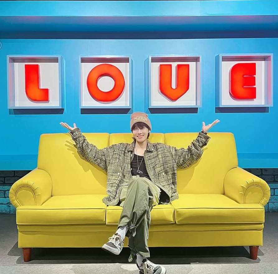 ColomboMmada's tweet photo. @u_army_hobi Opaaaa!!!! Sempre 🫰💜🇧🇷 BRASIL https://t.co/r7PgDnNvxc