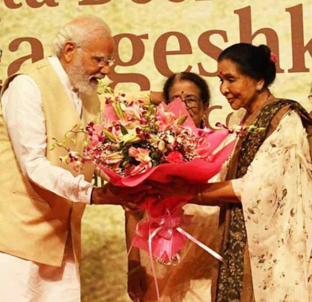 आदरणीय पंतप्रधान मोदीजी, म्हारा व्हाला, आपको जन्म दिन की बहुत शुभ कामनाएँ।
आप जीयो हज़ारों साल, साल के दिन हो पचास हज़ार! <a href="/PMOIndia/">PMO India</a> <a href="/narendramodi/">Narendra Modi</a>