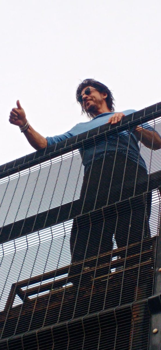 teamsrkfc's tweet photo. [Latest]: King #ShahRukhKhan straight from #Mannat thanking his fans for the mega success of #Jawan 😍

@iamsrk 

#JawanBlockBuster #JawanCreatesHistory https://t.co/tTYXRtbMdk