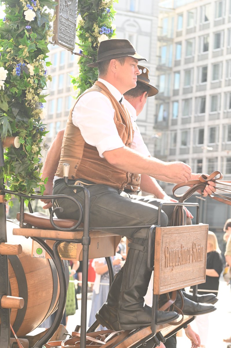 CA_rotwang's tweet photo. Auf die Schnelle ganz ungefiltert: vier Fotos vom #Festzug zum #Oktoberfest2023.
#Oktoberfest #Wiesn #München https://t.co/eiilrAYxYL
