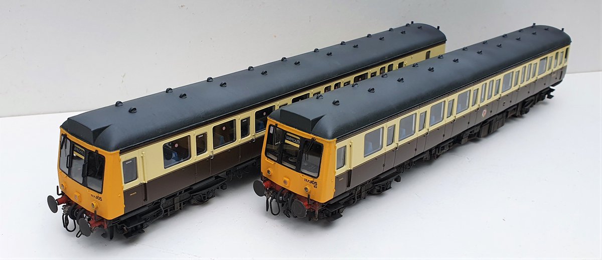 wrt_77's tweet image. An altered Kernow GWR 150 #Class117 in #EMgauge. A minor celebrity DMU in its day it ventured all over the place so I have a great excuse to use it on the layout! #TMRGUK