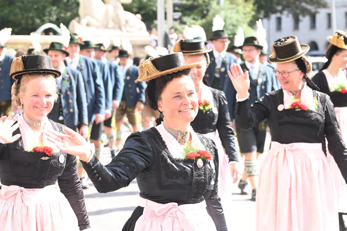 CA_rotwang's tweet photo. Auf die Schnelle ganz ungefiltert: vier Fotos vom #Festzug zum #Oktoberfest2023.
#Oktoberfest #Wiesn #München https://t.co/eiilrAYxYL