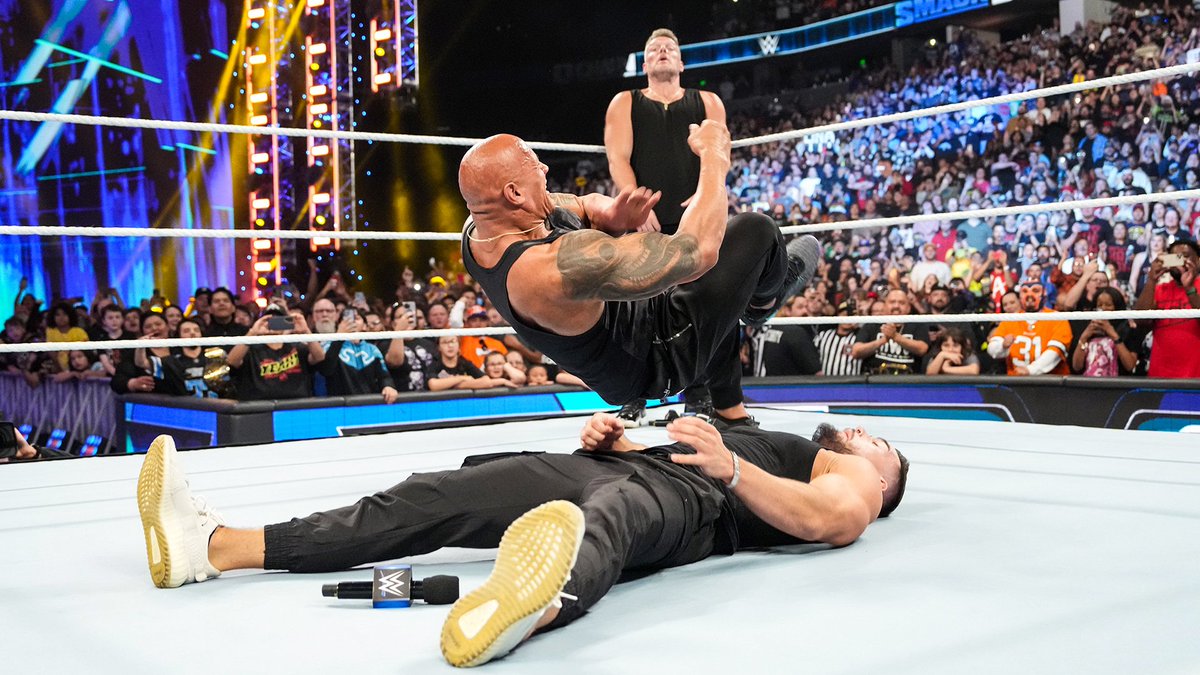 Vrijdagnacht keerde <a href="/TheRock/">Dwayne Johnson</a> terug! De COMPLETE #SmackDown-aflevering kijk je NU het officiële <a href="/WWE/">WWE</a> YouTube-kanaal.

▶ youtu.be/J5oG_Jd3cVY