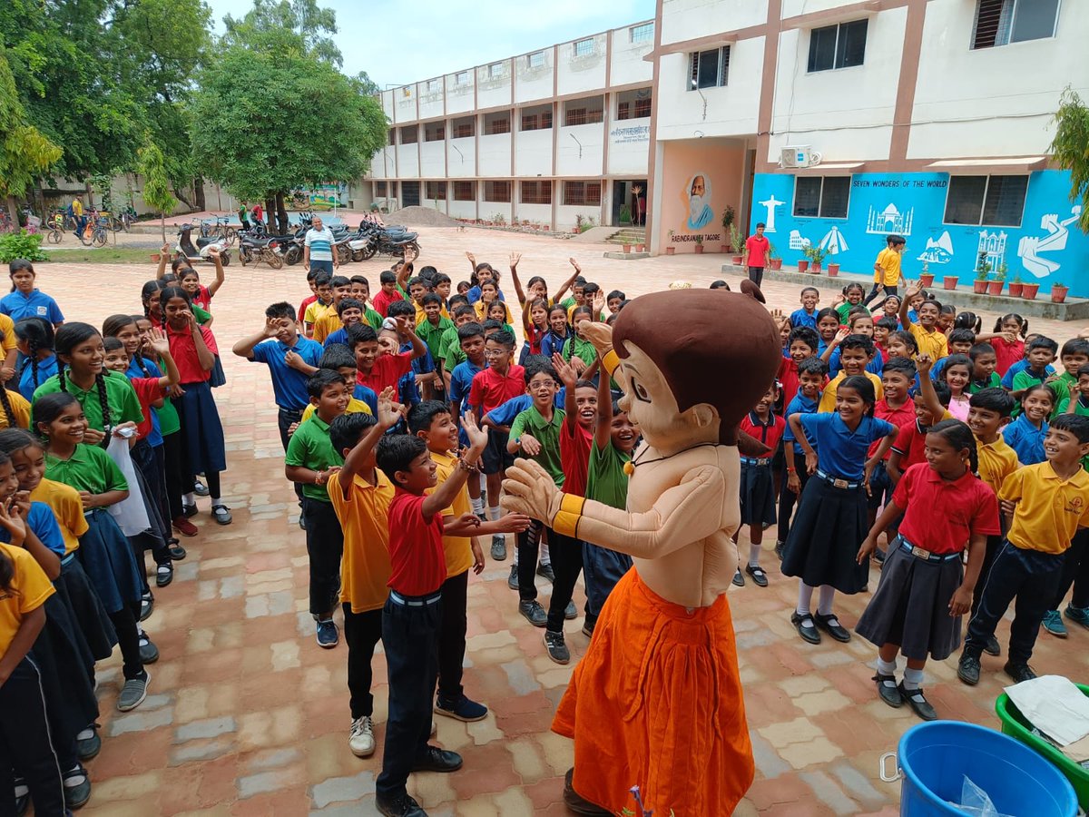 SwachhBharatGov's tweet photo. ISL2.0 @ 36गढ़ !
छत्तीसगढ़ में आज हर ओर #IndianSwachhataLeague की उमंग देखने को मिली। पाटन में कार्टून कैरेक्टर छोटा भीम के हाथों शुभारंभ होने पर बच्चों में अलग ही उत्साह दिखा। कई शहरों में स्कूली बच्चों ने आईएसएल 2.0 को मानव श्रृंखला के माध्यम से दर्शाया।

#SwachhBharat https://t.co/hPbXl7YdxS