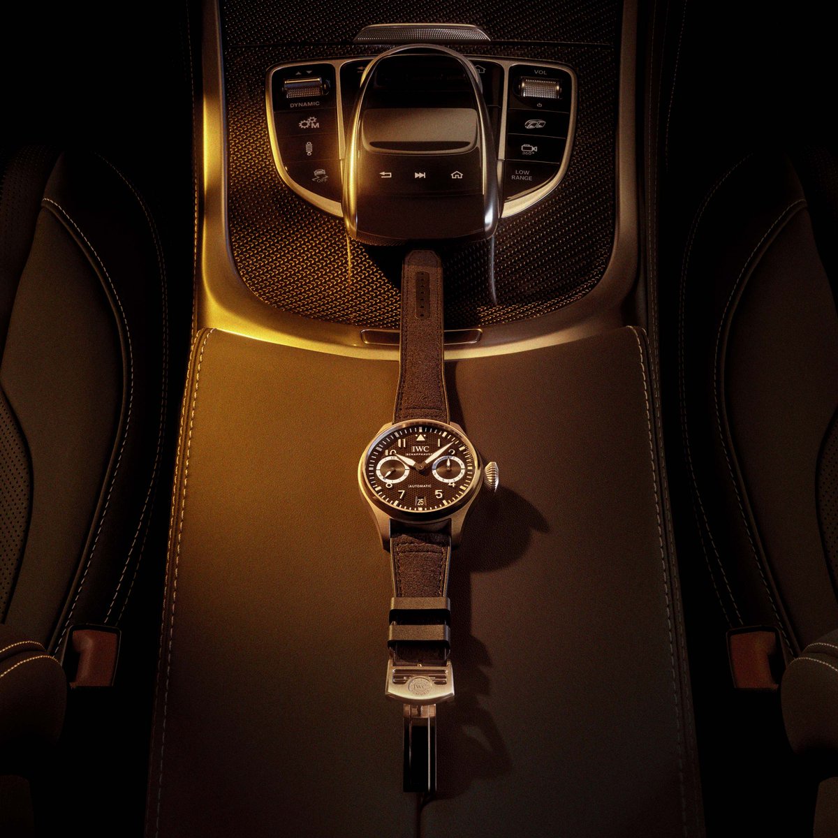 cotedesmontres's tweet photo. #IWCSchaffhausen unveils two special edition #BigPilot’s #Watches #AMG G 63 inspired by the #G_Class
Initially developed to meet purely functional criteria – easy to read and highly robust, offer uncompromising offroad capabilities…
@IWC #Gclass
https://t.co/UtPsBoc9y0 https://t.co/B7TIuXBsu3
