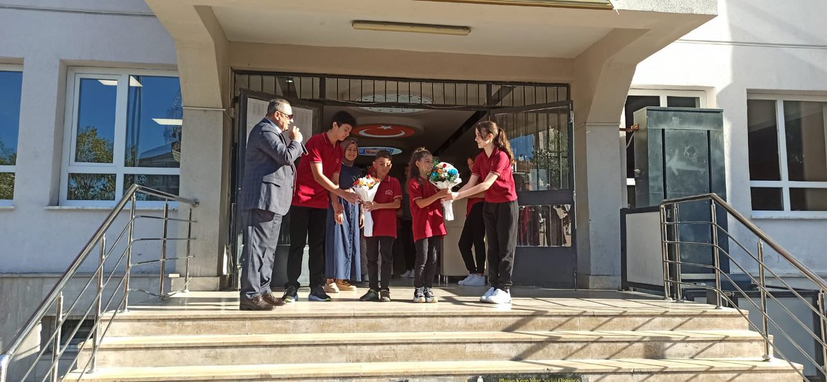 8. Sınıf öğrencilerimizden okulumuza yeni başlayan 5. Sınıf , özel eğitim 5. Sınıf ve anasınıflarına okuluna hoş geldin karşılaması ve çiçek takdimleriyle İlköğretim Haftası coşkuyla kutlandı🎈💐🤗
<a href="/tcmeb/">Millî Eğitim Bakanlığı</a> 
<a href="/istanbulilmem/">İstanbul İl Millî Eğitim Müdürlüğü</a> <a href="/MemGungoren/">Güngören İlçe Millî Eğitim Müdürlüğü</a> 
<a href="/_ferhat_ozturk/">Ferhat Öztürk</a>
