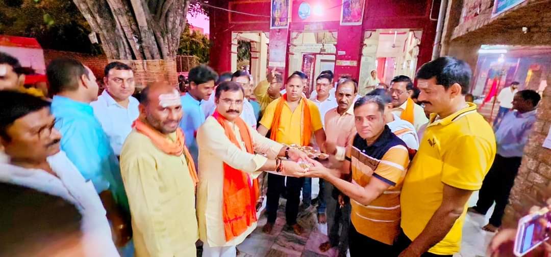 dileeppatelbjp's tweet photo. देश के यशस्वी प्रधानमंत्री आदरणीय श्री @narendramodi जी के 73वें जन्मदिवस पर अगिया - जोगिया वीर मंदिर सुंदरपुर वाराणसी में पाल समाज व अन्य लोगों के साथ भजन- कीर्तन व हवन-पूजन कर के मा. प्रधानमंत्री जी के स्वस्थ व दीर्घायु होने की मंगलकामनाये किया। https://t.co/BfjIizUugq