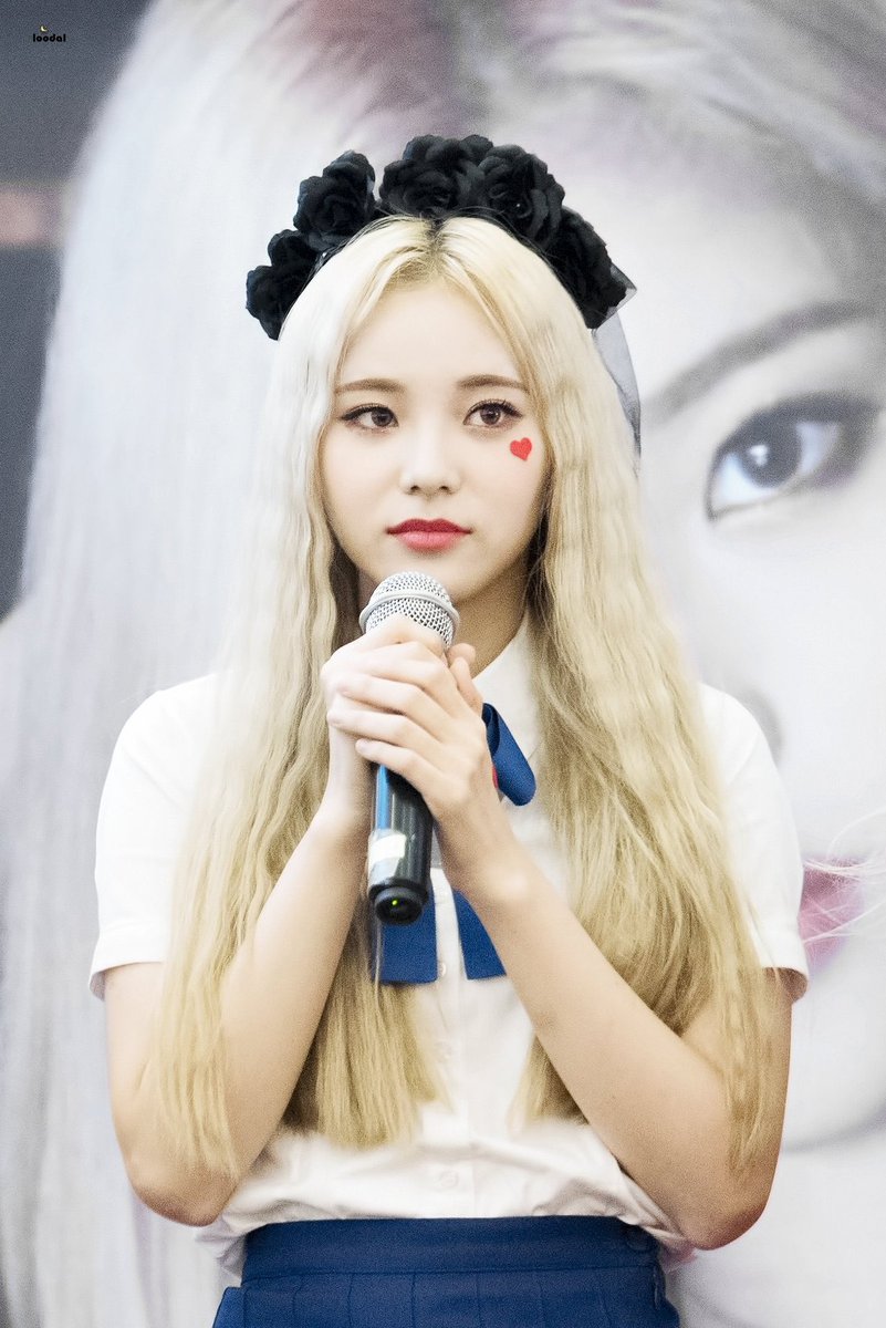 ᅠ
ᅠᅠ
ᅠ
ᅠ
Senyum manis terpatri di iras ayu sang gadis saat dwinetranya menatap ke arah depan.

“Selamat malam, semua!” sapaan hangat ia agihkan kepada tamu undangan yang hadir. 
ᅠᅠ
ᅠ
ᅠ
ᅠ