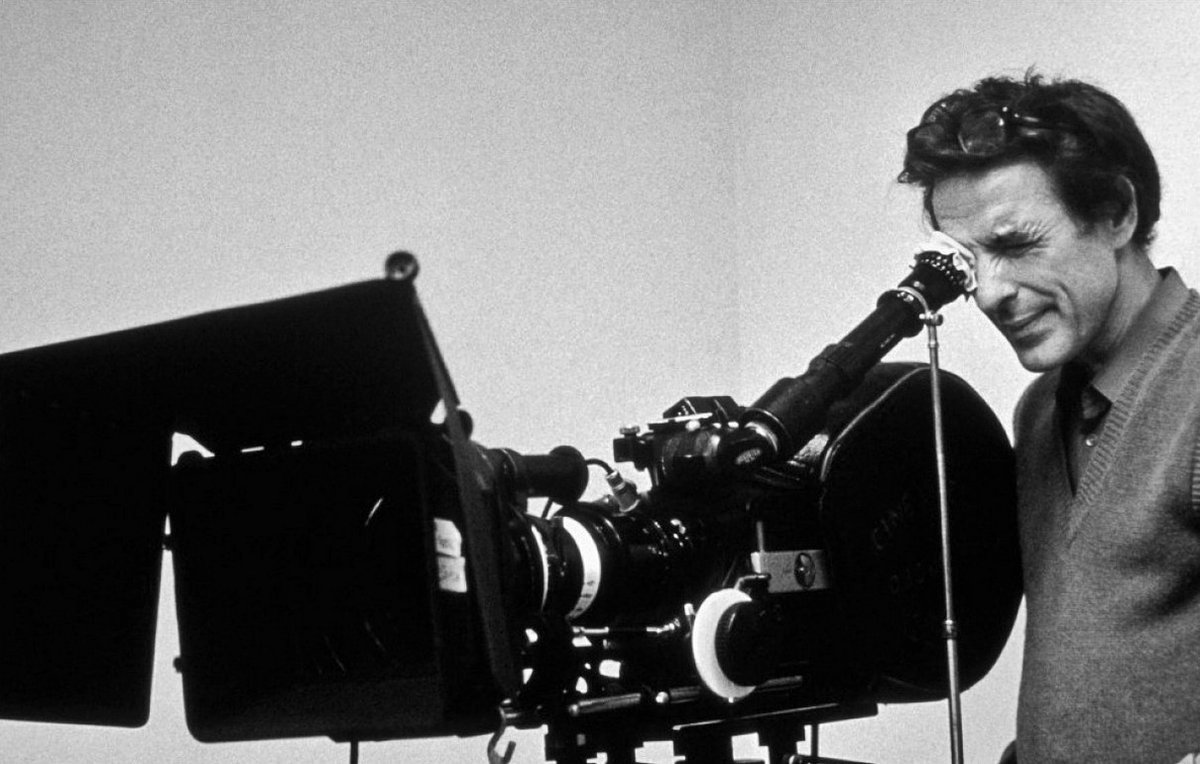 films7's tweet photo. Martin Scorsese : John Cassavetes 
#cinema #cassavetes #scorsese 
Martin Scorsese : "Je racontais ça l'autre jour à quelqu'un : en fait, dans mes films, j'ai toujours voulu combiner Welles et Cassavetes. ... 
J'ai montré à John Cassavetes un bout-à-bout de deux heures. Il m'a fait venir à son bureau, m'a regardé et m'a dit : "Marty, tu viens de passer un an de ta vie à  fabriquer ce tas de merde. C'est un film correct, mais ne te fais pas  bouffer par ce genre de cinéma - essaye de faire un film personnel."
Cela faisait quelque temps que je jouais avec  l'idée de devenir un metteur en scène hollywoodien de la vieille école  qui réaliserait des films de genre, mais j'ai compris plus tard que  l'influence des films européens sur moi avait été trop forte et que je  n'avais plus le choix. Je me retrouvais un peu au milieu, position que  John acceptait et qu'il m'aida à accepter.
Il me demanda si j'avais un scénario que je  mourais d'envie de tourner. Je lui dis : "Oui, mais il faudrait le  réécrire". J'ai donc réécrit ce scénario qui devint Mean Streets.
Quand j'entends l'expression "cinéaste  indépendant", je pense tout de suite à John Cassavetes. Il a été  sûrement le plus indépendant de tous les metteurs en scène. Il a été et  reste pour moi un guide et un maître : sans son soutien et ses conseils,  je ne sais pas ce que je serais devenu dans le monde du cinéma.
La question "Qu'est-ce qu'un metteur en scène  indépendant ?" n'a rien à voir avec le fait d'être dans ou hors de  l'industrie hollywoodienne. Le seul problème intéressant est celui de la  détermination et de la force ; il faut avoir la passion de dire quelque  chose de si fort que rien ni personne ne vous arrêtera.
Chaque fois que je rencontre un jeune réalisateur  avide de conseils, je lui dis de méditer sur la vie et la carrière de  John Cassavetes. Son exemple est une source de très grande force.
C'est grâce à John que j'ai réellement compris  qu'on pouvait FAIRE un film, ce qui en soi est une idée folle, puisque  c'est une entreprise énorme, dont on ne comprend la dimension que  lorsqu'on y est plongé... mais alors, il est trop tard.
John était une force de la nature. Il a dit un jour : "On n'a peur de rien ni de personne quand on veut faire un film"!
C'est aussi simple que cela. Il faut être aussi coriace qu'il l'a été." 
Martin Scorsese : Qu'est-ce qu'un metteur en scène indépendant ? (Cahiers du cinéma n°500, 1996)