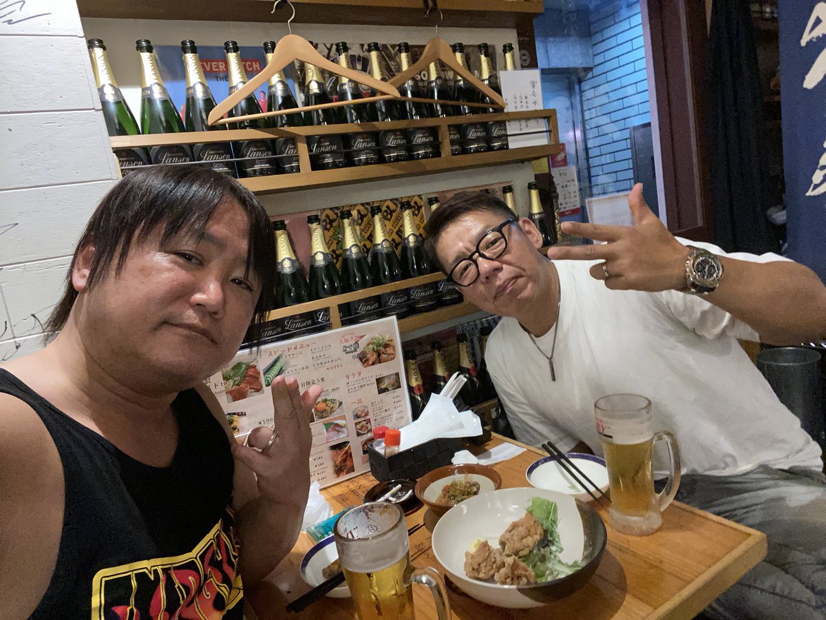 energyse_moriya's tweet photo. #道頓堀プロレス #闘宝伝笑 のポスターを #ハードコアチョコレート さんや #ドラゴンパンチ さん等行きました
久しぶりに #ぽやな さんと会ったのはびっくり
その後30年程付き合いのある
#淳福 選手と #栗栖ジム から #J2000 の昔話で盛り上がりました
若い時の話をされると恥ずかしいね🫣
#HARDCC https://t.co/sSDugz3DnH