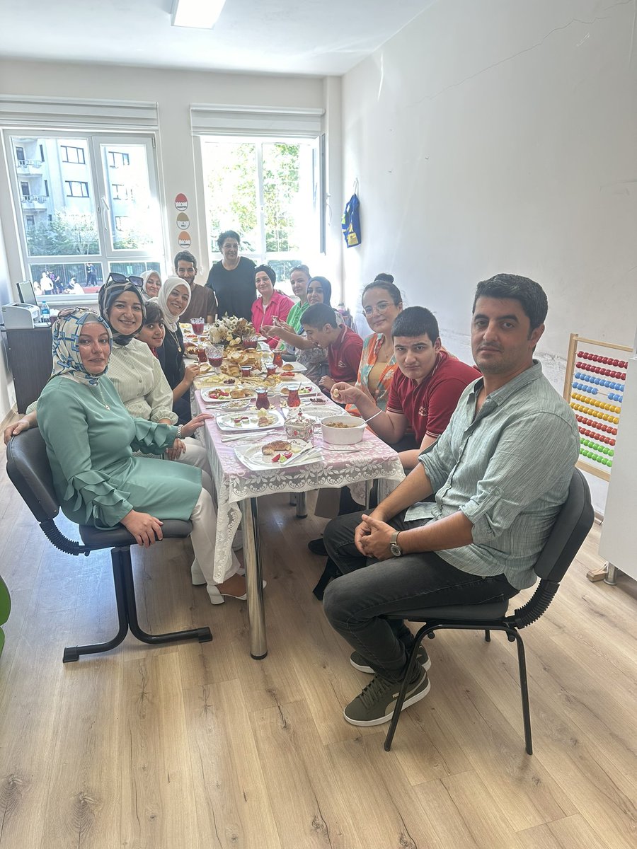 Özel eğitim öğrencilerimiz, öğretmenlerimiz ve velilerimizle yeni eğitim öğretim yılının ilk kahvaltısını yaptık. Çok güzel bir yıl bizleri bekliyor 🤗🎈
<a href="/tcmeb/">Millî Eğitim Bakanlığı</a> <a href="/istanbulilmem/">İstanbul İl Millî Eğitim Müdürlüğü</a> 
<a href="/MemGungoren/">Güngören İlçe Millî Eğitim Müdürlüğü</a> <a href="/_ferhat_ozturk/">Ferhat Öztürk</a>