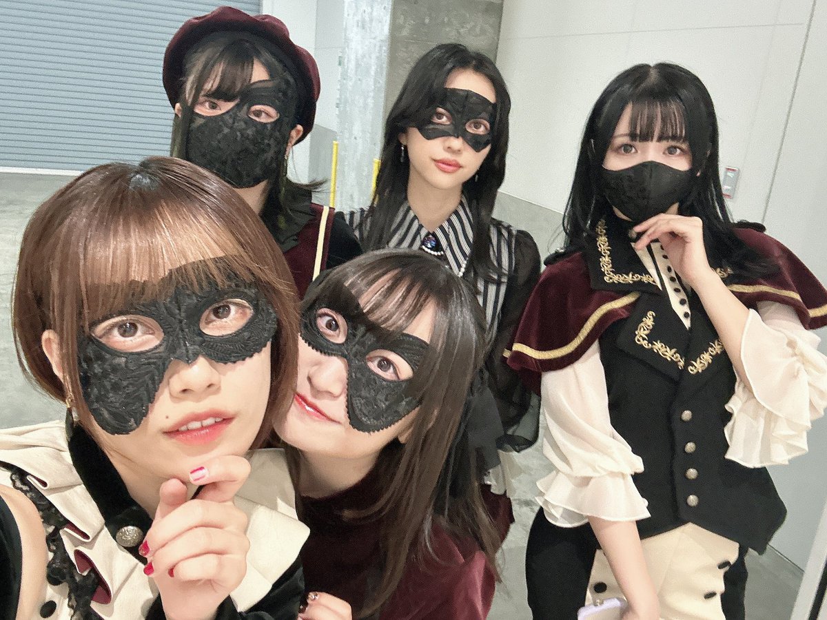 sasakirico's tweet photo. 心強いみんな！同じ穴のムジナ。
今日もたくさんありがとう⚙️🌙

#Roselia_Farbe_DAY2
#AveMujica #バンドリ https://t.co/BMMT1vW8Sq