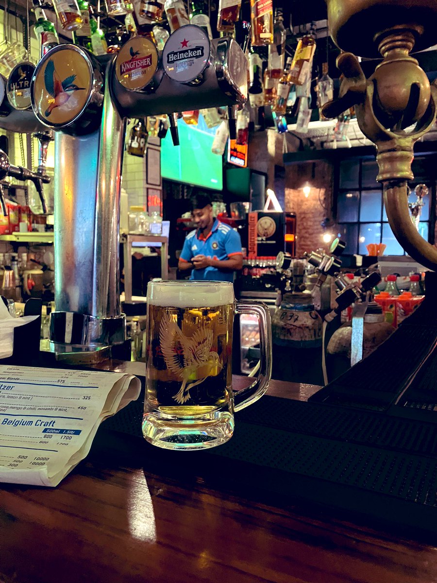 2軒目はムンバイでは有名？？なSocialでキングフィッシャーを頂いてます。
インドではインドのビールを頂きます🍻