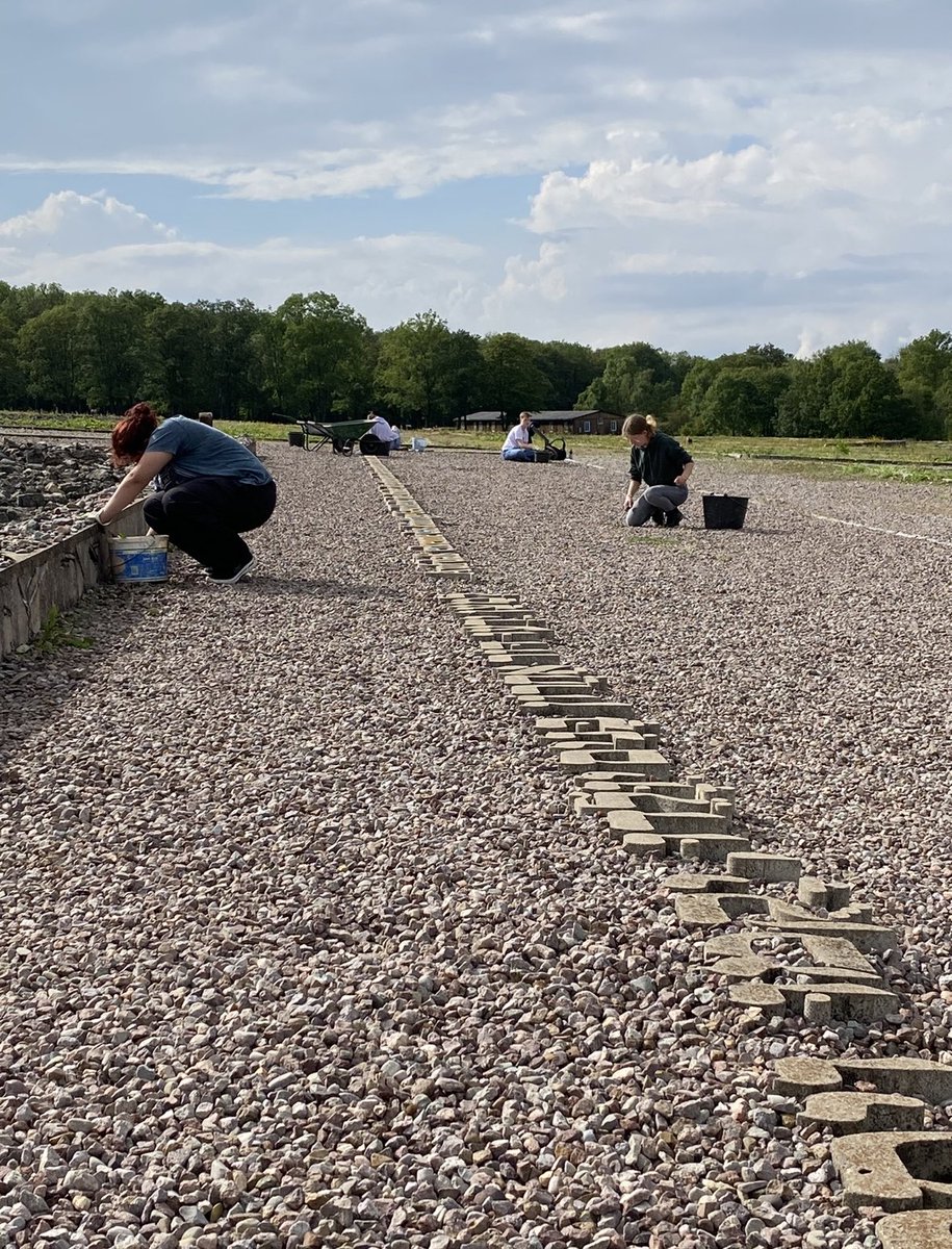 Schüler:innen vom Röntgen-Gymnasium #Remscheid haben in der vergangenen Woche mit großem Engagement Pflegearbeiten am Jüdischen Mahnmal in der #Gedenkstätte #Buchenwald geleistet. Wir bedanken uns sehr herzlich!