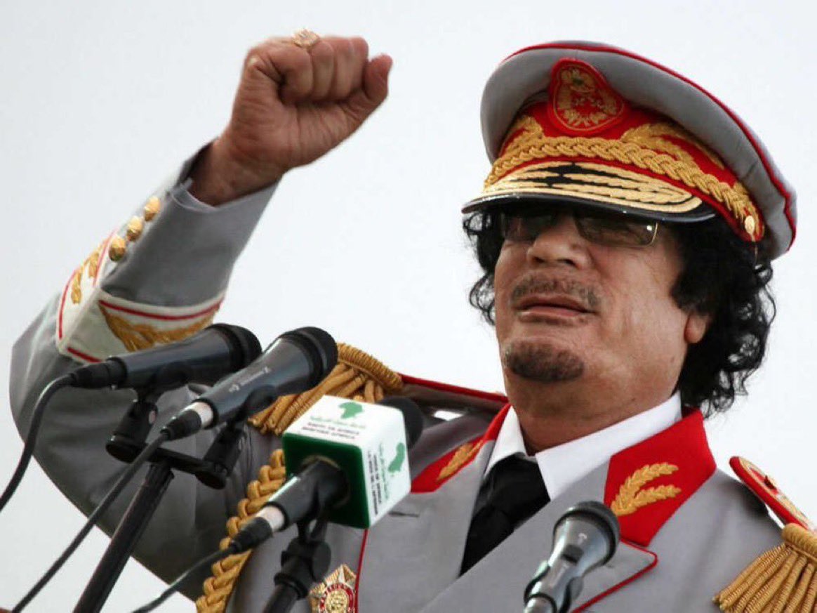 RoiLopezRivas's tweet photo. MUAMMAR GADDAFI, EXPRESIDENTE DE LIBIA, ÚLTIMO DISCURSO FORMAL.

"En el nombre de Alá, el benéfico, el misericordioso... Durante 40 años, o fue más, no lo recuerdo, hice todo lo que pude para dar a la gente casas, hospitales, escuelas, y cuando tenían hambre, Les di comida. Incluso convertí Bengasi en una tierra de cultivo del desierto, resistí los ataques de ese vaquero Ronald Reagan, cuando mató a mi hija huérfana adoptada, estaba tratando de matarme a mí, en lugar de eso mató a ese pobre niño inocente. Entonces Ayudé a mis hermanos y hermanas de África con dinero para la Unión Africana.

Hice todo lo que pude para ayudar a la gente a comprender el concepto de democracia real, donde los comités populares gobernaban nuestro país. Pero eso nunca fue suficiente, como me dijeron algunos, incluso las personas que tenían casas de 10 habitaciones, trajes y muebles nuevos, nunca quedaron satisfechas, por más egoístas que fueran querían más. Les dijeron a los estadounidenses y a otros visitantes que necesitaban "democracia" y "libertad", sin darse cuenta de que era un sistema feroz, donde el perro más grande se come al resto, pero quedaron encantados con esas palabras, sin darse cuenta de que en Estados Unidos había ni medicinas gratuitas, ni hospitales gratuitos, ni vivienda gratuita, ni educación gratuita ni comida gratuita, excepto cuando la gente tenía que mendigar o hacer largas colas para conseguir sopa.

No, no importa lo que hiciera, para algunos nunca fue suficiente, pero para otros sabían que yo era el hijo de Gamal Abdel Nasser, el único verdadero líder árabe y musulmán que hemos tenido desde Salah-al-Deen, cuando Reclamé el Canal de Suez para su pueblo, como reclamé Libia, para mi pueblo, fueron sus pasos los que traté de seguir, para mantener a mi pueblo libre de la dominación colonial, de los ladrones que nos robarían.

Ahora estoy bajo el ataque de la mayor fuerza militar de la historia, mi pequeño hijo africano. Obama quiere matarme, quitarme la libertad de nuestro país, quitarnos nuestra vivienda gratuita, nuestras medicinas gratuitas, nuestra educación gratuita, nuestra comida gratis y reemplazarla con el robo al estilo estadounidense, llamado "capitalismo", pero todos nosotros en el Tercer Mundo sabemos lo que eso significa: significa que las corporaciones dirigen los países, dirigen el mundo, y la gente sufre.

Entonces, no hay alternativa para mí, debo tomar una posición, y si Allah quiere, moriré siguiendo Su camino, el camino que ha hecho a nuestro país rico en tierras de cultivo, alimentos y salud, e incluso nos ha permitido ayudar. nuestros hermanos y hermanas africanos y árabes.

No deseo morir, pero si se trata de eso, de salvar esta tierra, mi pueblo, todos los miles que son todos mis hijos, que así sea.

Que este testamento sea mi voz al mundo, que resistí los ataques de los cruzados de la OTAN, que resistí la crueldad, que me rebajé ante la traición, que me enfrenté a Occidente y sus ambiciones colonialistas, y que estuve junto a mis hermanos africanos, mis verdaderos hermanos árabes y musulmanes, como un faro de luz.

Cuando otros construían castillos, yo vivía en una casa modesta y en una tienda de campaña. Nunca olvidé mi juventud en Sirte, no gasté tontamente nuestro tesoro nacional y, al igual que Salah-al-Deen, nuestro gran líder musulmán, que rescató Jerusalén para el Islam, tomé poco para mí...

En Occidente, algunos me han llamado "loco", "loco", pero saben la verdad y siguen mintiendo, saben que nuestra tierra es independiente y libre, no está bajo las garras coloniales, que mi visión, mi camino, es , y ha sido claro y para mi pueblo y que lucharé hasta mi último aliento para mantenernos libres, que Allah todopoderoso nos ayude a permanecer fieles y libres."

- Muamar Gadafi.

Vía @AfricanHub_