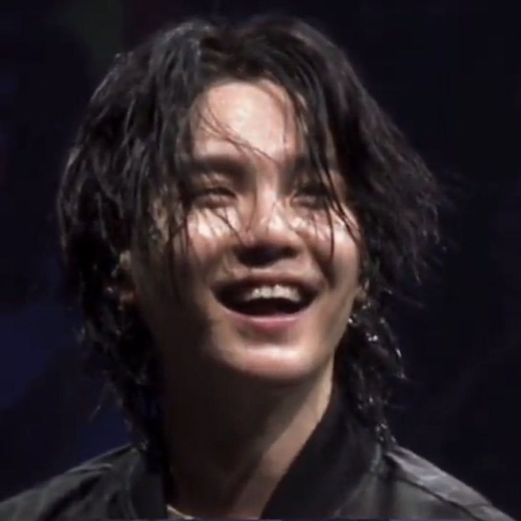 abyssyoonjin's tweet photo. yoongi when he saw

2seok comments            2seok in the 
during live                         crowd https://t.co/3NIVNr0FmU