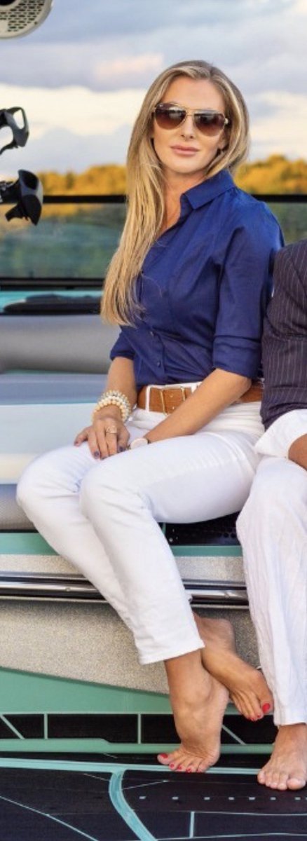 #officelook #whitepants #crispblouse #hotblonde #jeans #whitejeans