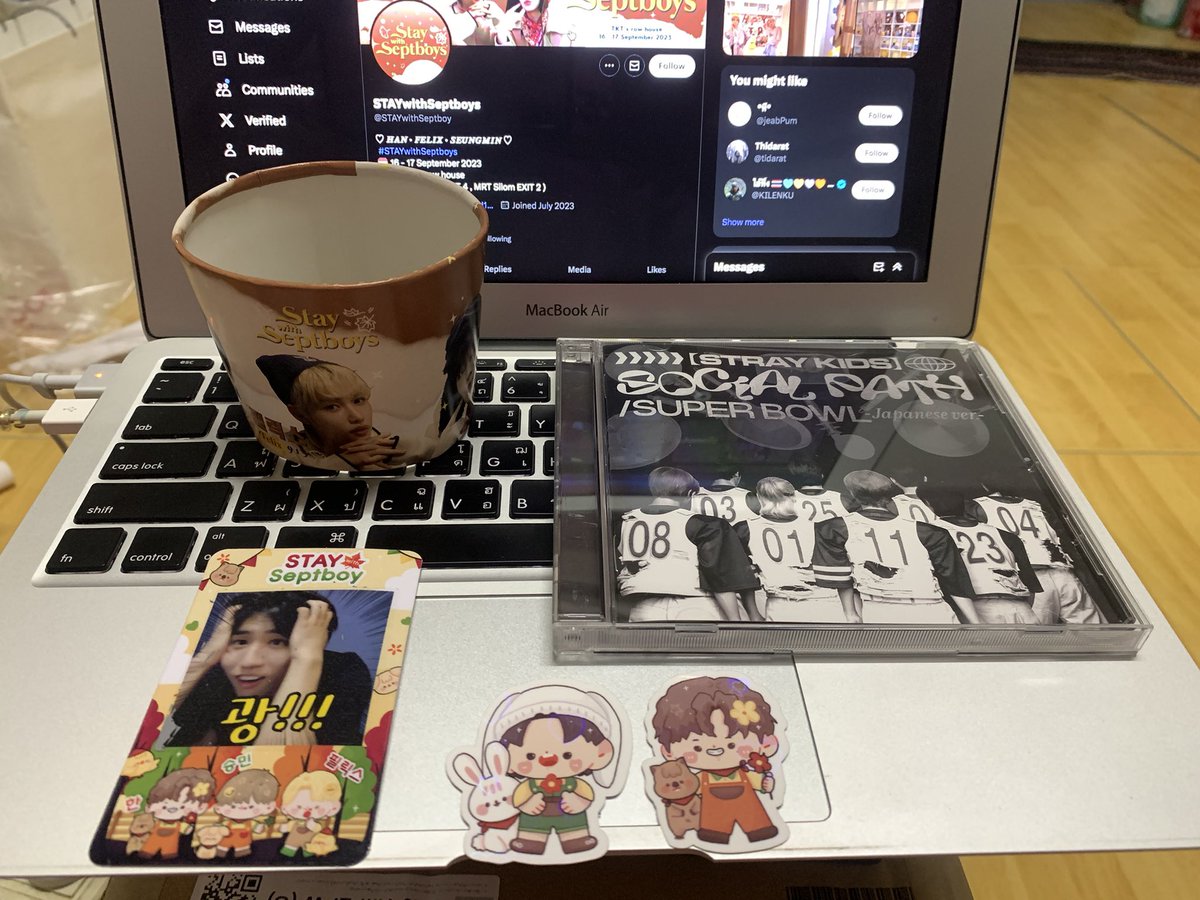liebebeh's tweet photo. วันหยุดทั้งที ตั้งใจไปเที่ยวคาเฟ่โปรเจค ปรากฎว่า ขึ้นรถไฟฟ้าผิดขบวนตั้งสองรอบ และไปไม่ทันโดนัท 🥲 #STAYwithSeptboys https://t.co/esRQdOuosH