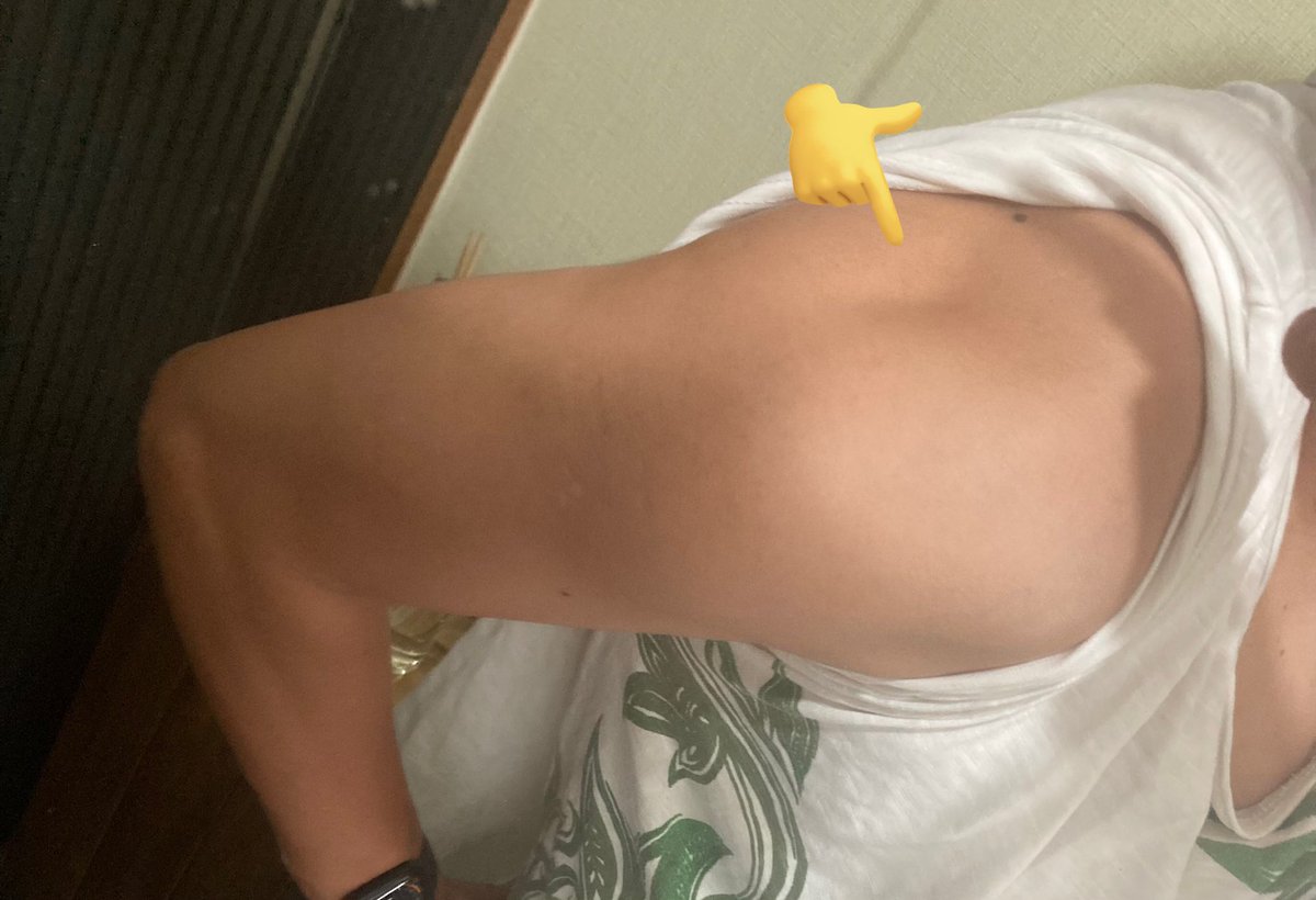 JJ_bone's tweet photo. アドバイスいただいて最近は筋トレ頑張ってるんだけど、肩と背中の間にちょっとだけ窪みができたので褒めてください😭 https://t.co/T1mN65L1I6