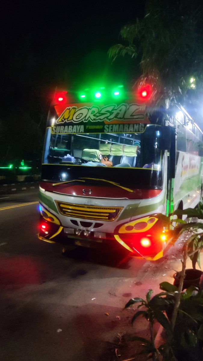 ray_stealth's tweet photo. Pokoknya paten naik ini start Gresik pukul 01.30, finish Semarang jam 07.00 🤓🤓🤓
.
.
#Ora_Morsal_Ora_Budhal
#SinarMandiriMulia
#BusSurabayaSemarang https://t.co/fWmgLook0v