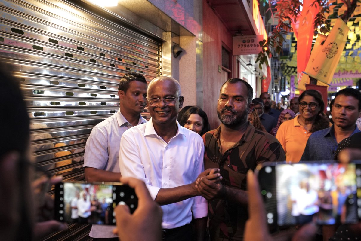 MDPSecretariat's tweet photo. ރައީސް @ibusolih މިއަދު ދޮރުން، ދޮރަށް ކުރެއްވި ޒިޔާރަތުގެ ތެރެއިން!

#IbuAslam2023
#UfaaveriAmaanRaajje
#VoteMDP https://t.co/WzfAhyyxWc