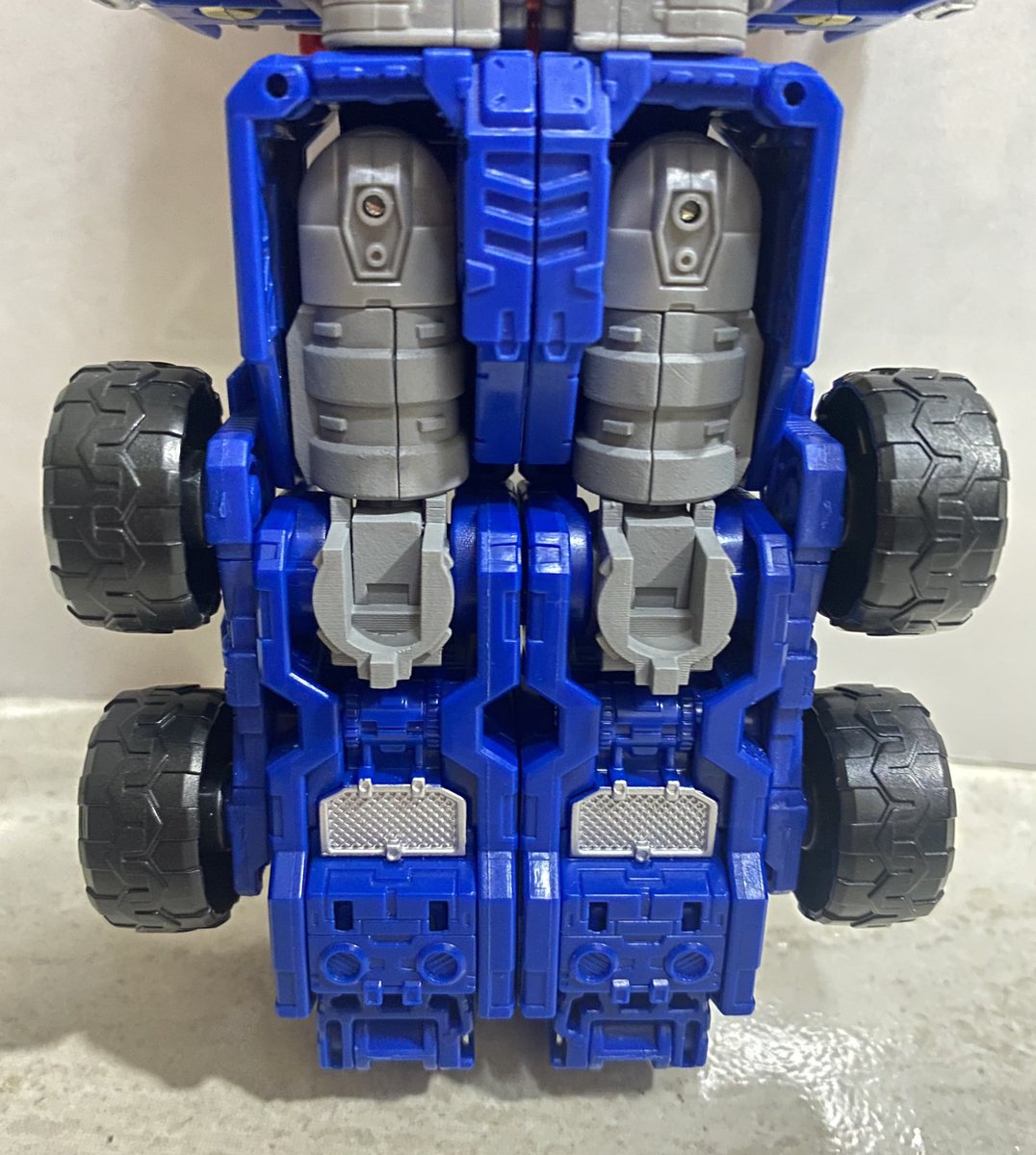 terence_jp's tweet photo. Legacy Armada Optimus Prime [Go Better] upgrade kit

アップグレード完了！
足が長くなって、より格好良く見えます！
ビークルモードも新しい拳とパーツにより空洞をうまく隠れました👍

新規パーツは畳めるため、変形は影響しません。

#トランスフォーマー
#Transformers https://t.co/udI0Bq94nC