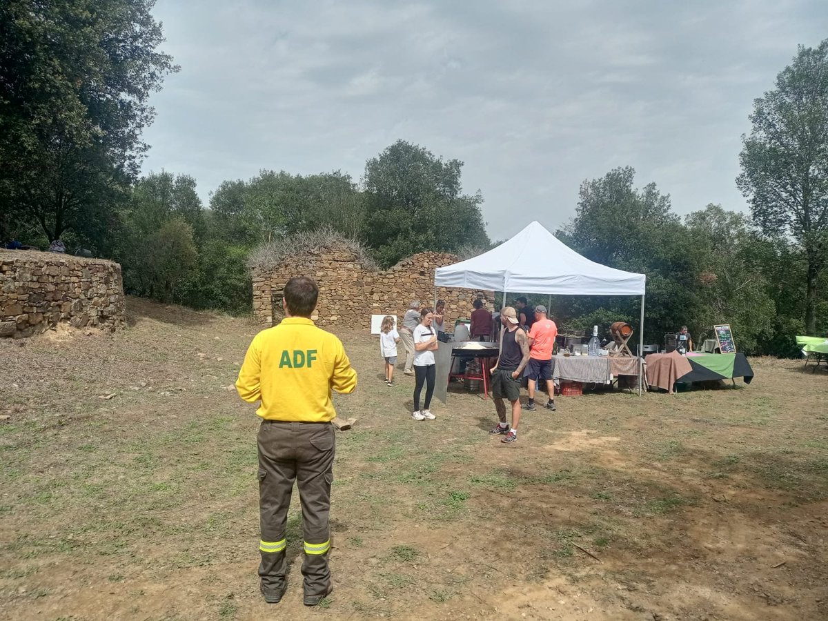 ADFPuigdArques's tweet photo. Presents un any més  a l'aplec de Sant Cebrià dels Alls. Sabem que mantenir el contacte amb el territori i la seva gent és un pilar fonamental en la prevenció d'incendis. https://t.co/9JmQGJPecX