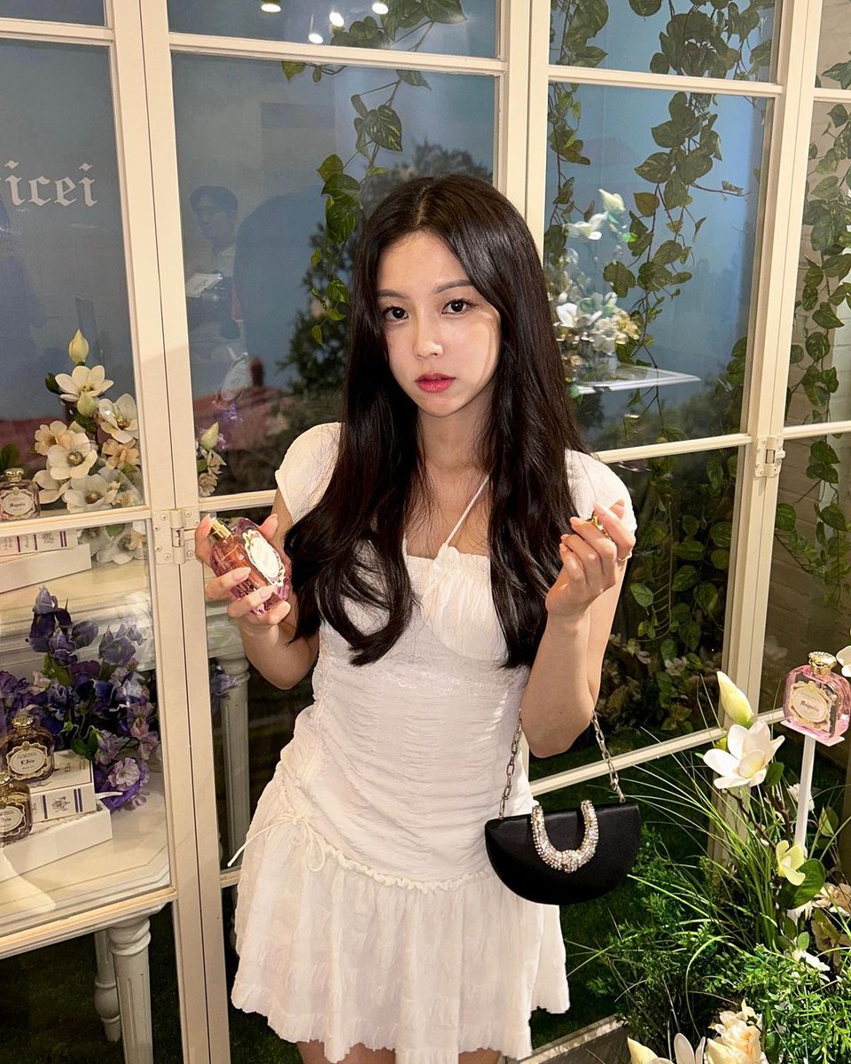 suusyzzy's tweet photo. 230917 suusyzzy ig update for santa maria novella pop-up store

🔗 https://t.co/mKsSBy0R7f
#BANGSOOJI #방수지 #soojistagram https://t.co/eZcfcnlpUE