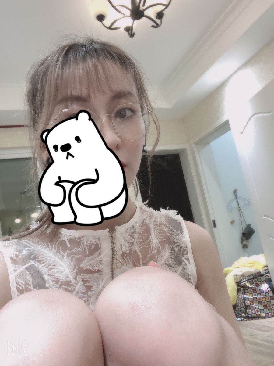 #绿帽 #绿奴 #足控 #美腿 #腿控 #淫妻 喜欢我老婆的，电报在简介，老婆这波美颜开的有点大了😂 https://t.co/JhcXBPSvQB