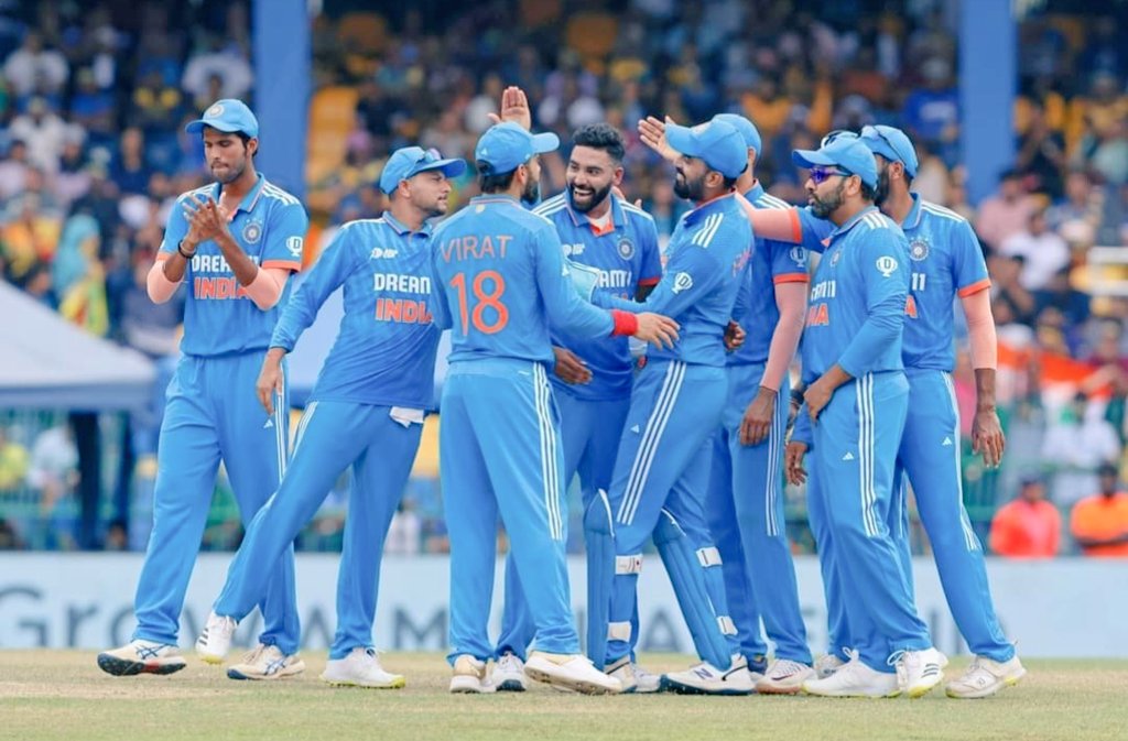 ShanuBinNafees's tweet photo. THE KING OF ASIA - INDIA 🏆🇮🇳👑
#AsianCup2023 #INDvsSL #AsiaCupFinal #AsiaCupFinal #SLvsIND #UFCNoche #ViratKohli𓃵 #TeamIndia #Siraj https://t.co/gSQk7gLlkL