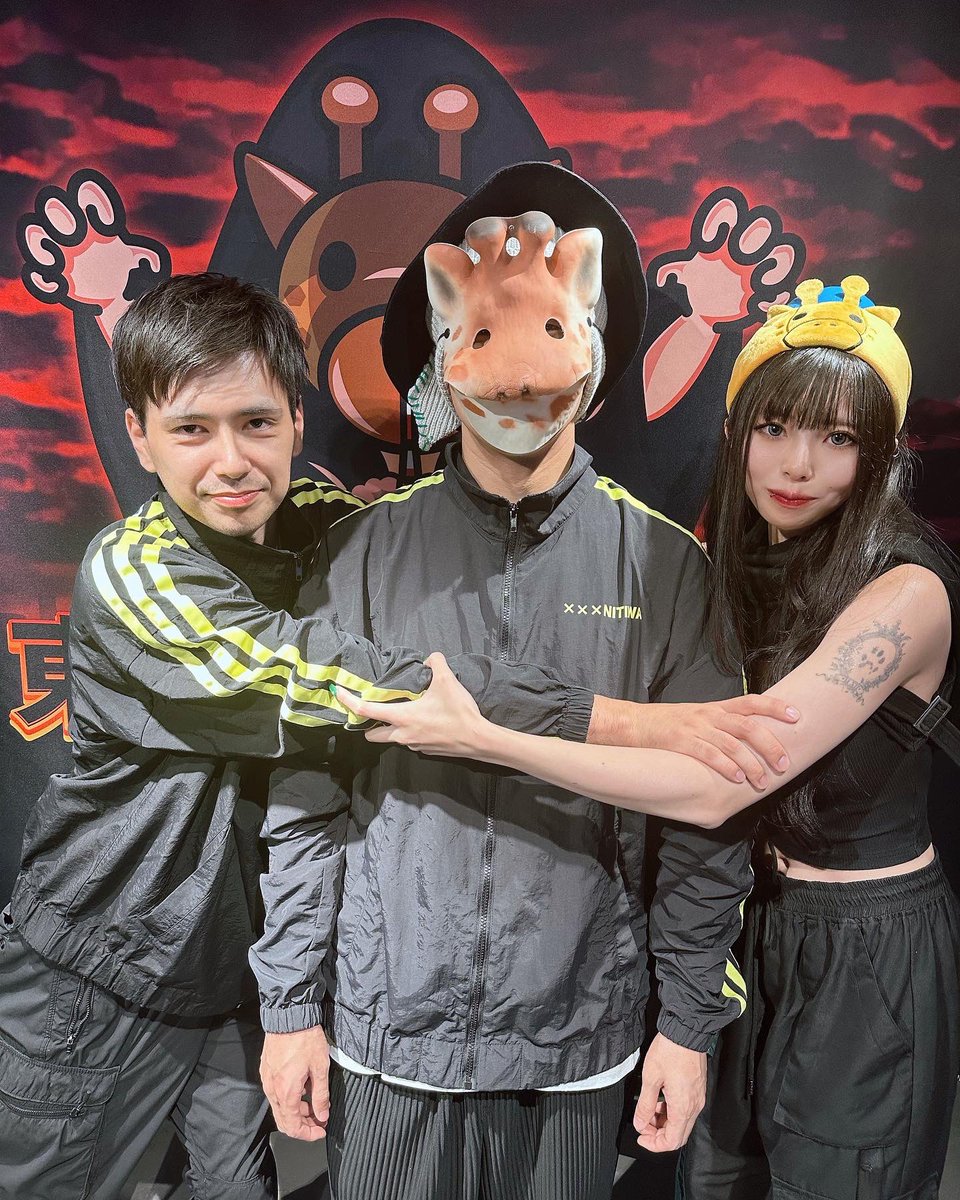 MWAM1225_'s tweet photo. 夫婦で大好きな🦒さんに会いに行ってきた🥹🙌推し活🥹🙌
白ブリーフ🎁した🤣🦒🤍
緊張して全然話せなかったのちょっと後悔してるけど、手繋いだポーズを「捕われた宇宙人みたい👽」とか「黄ばむまで履きます」とか対面でも面白くてさらに好きになった🥺
 #東京キリンランド https://t.co/FVRMOAsB29