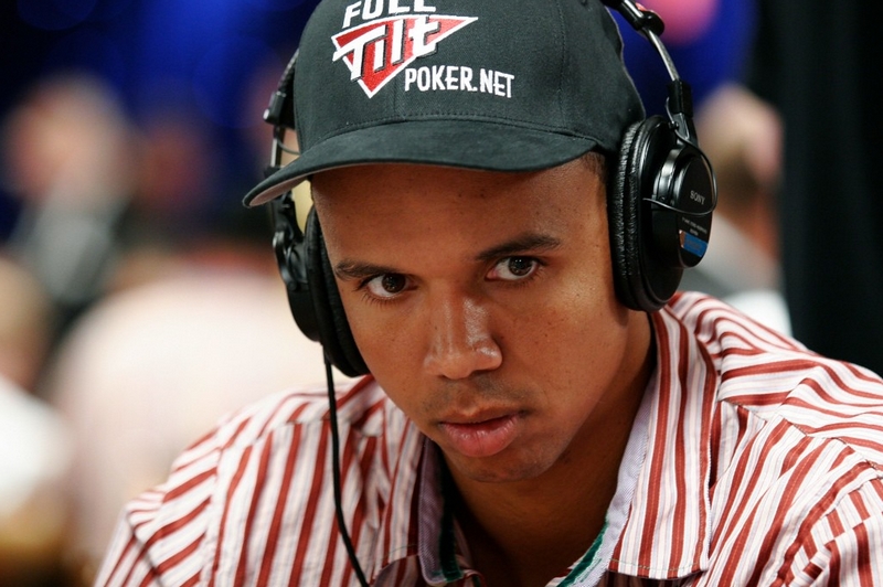 JD_poker's tweet photo. Mało kto zna tak naprawdę początki kariery Phila Ivey. Jako młody chłopak pracował w  telemarketingu i każdego zarobionego dolara odkładał na swój pokerowy bankroll. Był koniec lat dziewięćdziesiątych, a Phil przy pomocy  fałszywego dowodu na nazwisko Jerome Graham jako (według amerykańskiego prawa) niepełnoletni chodził do kasyn i brał udział w coraz droższych grach w 7-Card Stud. Często spał nawet na promenadzie w Atlantic City, zdarzały mu się kilkunastogodzinne sesje pokerowe w kasynie Taj Mahal. Wspinał się po limitach, uczył się gry każdego dnia, chciał grać z  coraz lepszymi pokerzystami, którzy w tę grę grali przez wiele lat i zjedli na niej zęby. Poznał wszystkich, od graczy, przez krupierów i  floormanów, po dyrekcję kasyna. Ze względu na swój styl życia nazywany był „No Home Jerome”.

I w końcu nadeszła ta chwila, gdy skończył 21 lat i odebrał swój własny dowód. Już wcześniej rzucił pracę  telemarketera i ku rozpaczy rodziców został zawodowym graczem. Przeprowadził się do Atlantic City, znalazł mieszkanie. Po raz pierwszy wszedł do kasyna legalnie, a wszyscy zastanawiali się, jak udało mu się przez tyle czasu grać na lewych dokumentach.

Doświadczenie zdobywane w tak młodym wieku szybko zaprocentowało. Phil był zdolny, grał doskonale i wygrywał coraz większe pieniądze. Wkrótce opuścił Atlantic City na rzecz Los Angeles i tamtejszego Commerce Casino, gdzie trafił pod skrzydła Barry’ego Greensteina. Ten szukał właśnie „młodego padawana”, którego mógł wprowadzić do gry na wysokie stawki w domu Larry’ego Flinta, właściciela magazynu Hustler.  Miał mu zapewnić zarówno bankroll na grę, jak i dalsze szkolenie. Już wtedy Ivey grał z powodzeniem na stawkach 100$-200$, a w kasynie można było grać do poziomu 400$-800$, ale gra u Flynta to była zupełnie inna bajka. Tam stawki oscylowały w granicach 4.000$-8.000$! Gra odbywała się tam trzy razy w tygodniu, a w czasie każdej sesji można było przegrać  lub wygrać prawdziwy majątek.

Greenstein wyłożył na młodego Phila pół miliona dolarów. Można powiedzieć, że chciał stworzyć gracza, który będzie sumiennie się uczył, a potem wygrywał po kolei duże pieniądze, również dla niego. Gdy Ivey przegrał już praktycznie wszystko ze swojego startowego bankrolla nadeszła noc, w której dosłownie w ostatnim rozdaniu uratował resztki swojej kasy, a jednocześnie mocno skubnął gospodarza. Od tamtej pory zaczął regularnie wygrywać. Już nigdy nie wrócił na niskie stawki. Barry Greenstein powiedział później, że gdyby wówczas Ivey przegrał tamtą pulę, to obecny poker z pewnością tak by nie wyglądał, a jego rozwój mocno by się  opóźnił.