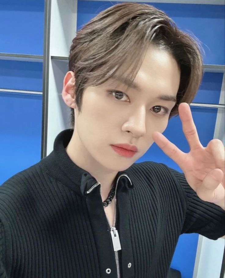 imknowlee's tweet image. semalem liat kebun bunga jadi pengen beliin kamu bunga

bonus muka ganteng aku