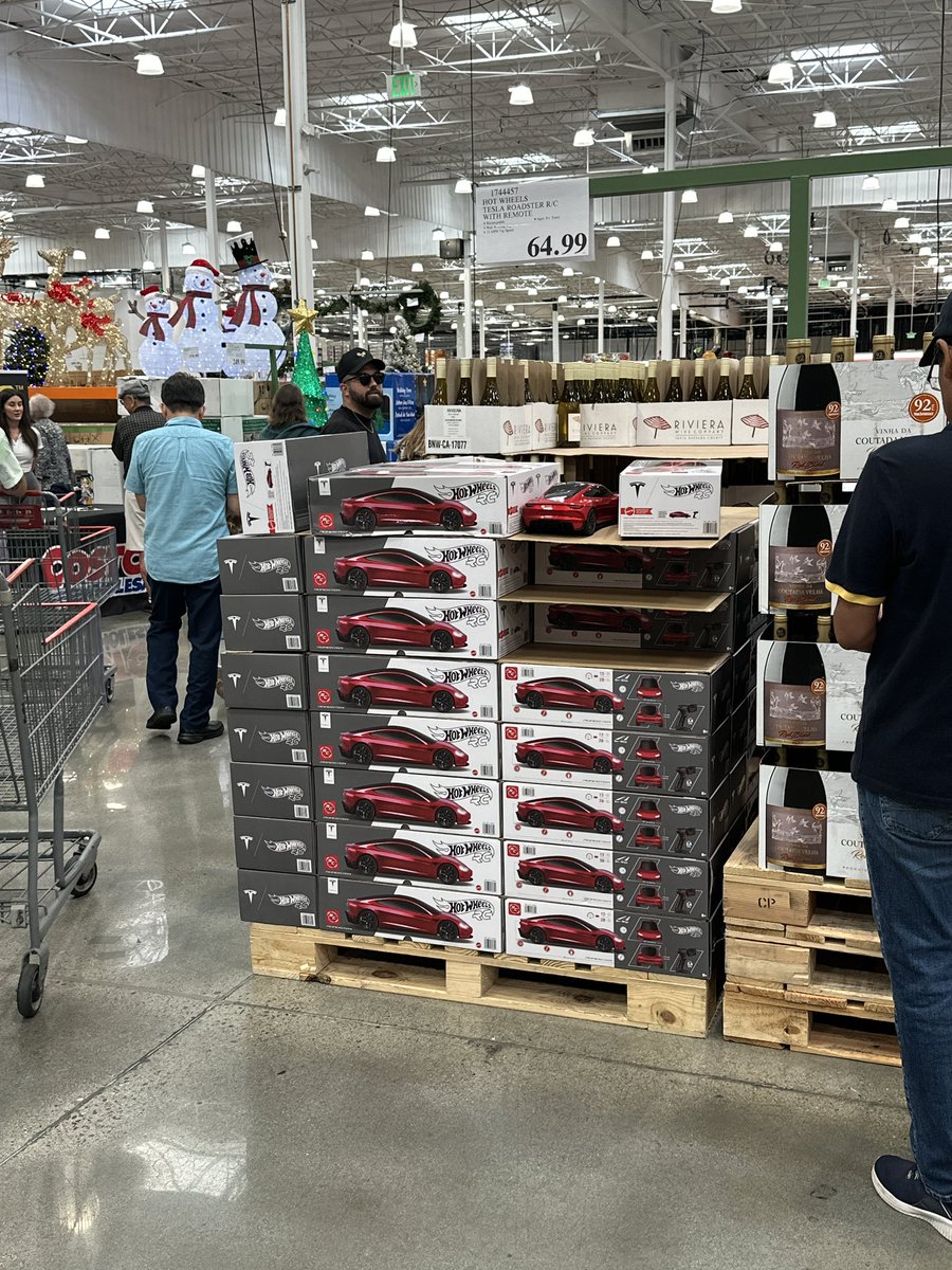 TeslaOwnersEBay's tweet image. If they sell out in Fremont Costco, Livermore Costco still has this @Mattel HotWheels @Tesla Roadster RC! And of course once club members knew we were there our phone blew up and now we got issues. 😂 #HellaTeslas
