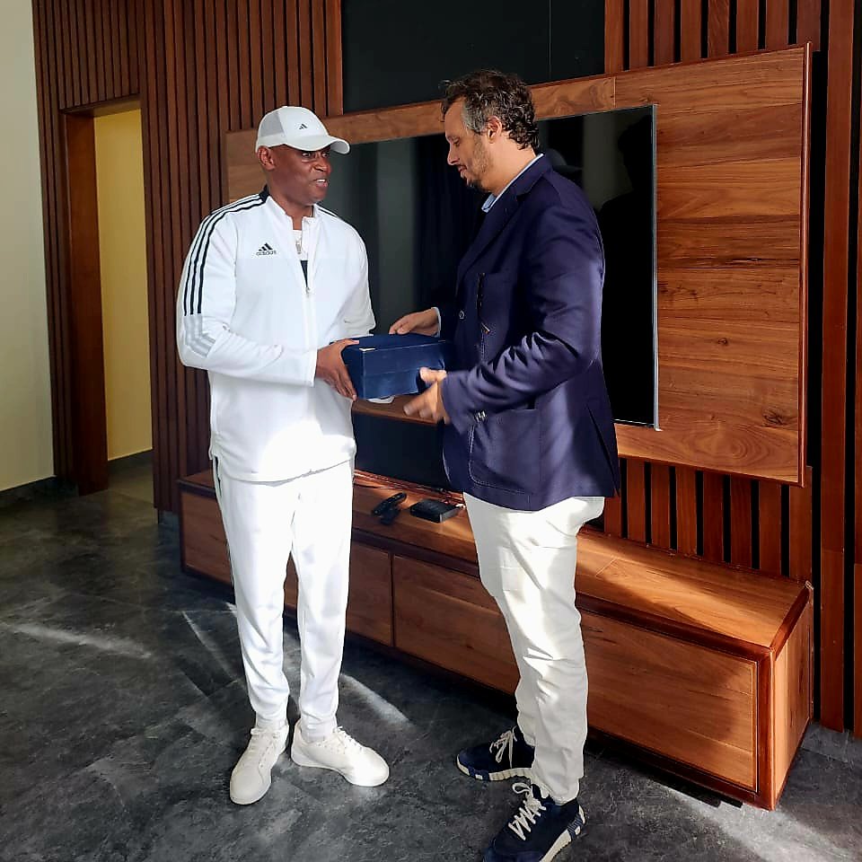 aprfcofficial's tweet image. The President of Pyramid FC, Mamdouh Eid, graciously presents a token of appreciation to our Chairman for the outstanding hospitality received during their stay in Rwanda. 

#LionsHospitality
#FootballUnity 
#PYRAMIDS