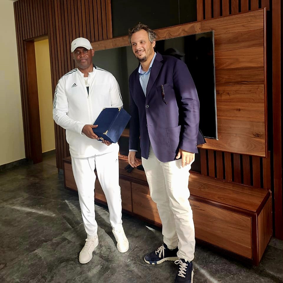 aprfcofficial's tweet image. The President of Pyramid FC, Mamdouh Eid, graciously presents a token of appreciation to our Chairman for the outstanding hospitality received during their stay in Rwanda. 

#LionsHospitality
#FootballUnity 
#PYRAMIDS