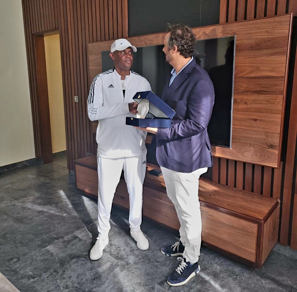 aprfcofficial's tweet image. The President of Pyramid FC, Mamdouh Eid, graciously presents a token of appreciation to our Chairman for the outstanding hospitality received during their stay in Rwanda. 

#LionsHospitality
#FootballUnity 
#PYRAMIDS