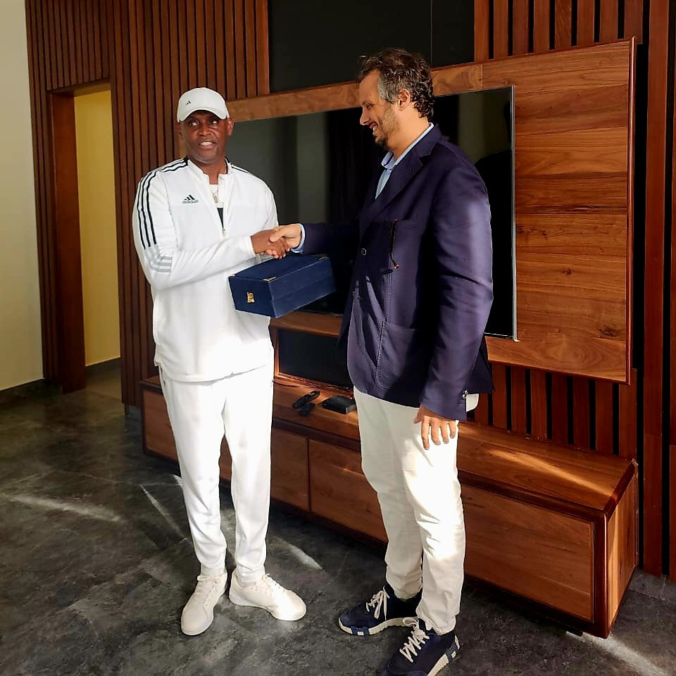 aprfcofficial's tweet image. The President of Pyramid FC, Mamdouh Eid, graciously presents a token of appreciation to our Chairman for the outstanding hospitality received during their stay in Rwanda. 

#LionsHospitality
#FootballUnity 
#PYRAMIDS