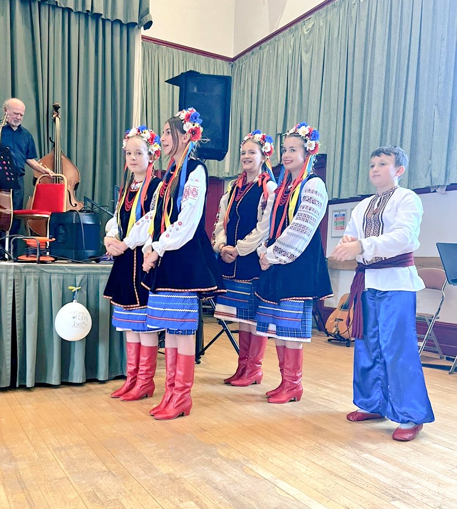 ChudovaUkrainka's tweet photo. Great performances from Zolota Kalyna in Marsden @AUGBHUDDS today. Well done to both troups #heritage #culture 🇺🇦 https://t.co/k9CA4smiVw