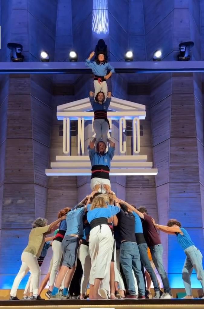 Geperuts's tweet photo. Les Castellers de Paris souhaitons exprimer notre reconnaissance et gratitude à la Convention pour la sauvegarde du patrimoine immatériel de l’humanité de l'@UNESCO_fr en son 20ème anniversaire, au nom de toutes les Colles castelleres. https://t.co/2SM76gqdw7