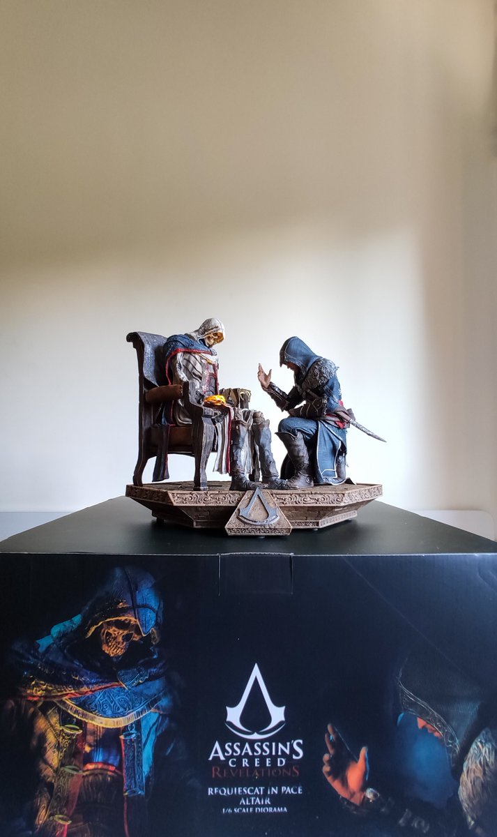 juanmawl's tweet image. Diseño de la caja📦✨

La legendaria frase "No books, no wisdom, just you fratello mio. Requiescat in pace Altair."

Foto spoiler del contenido de la figura e ilustración de Assassin's Creed Revelations con Altair y Ezio.

📌📸 (2/9)

#RIPAltair #PureArtsSnap #AssassinsCreed