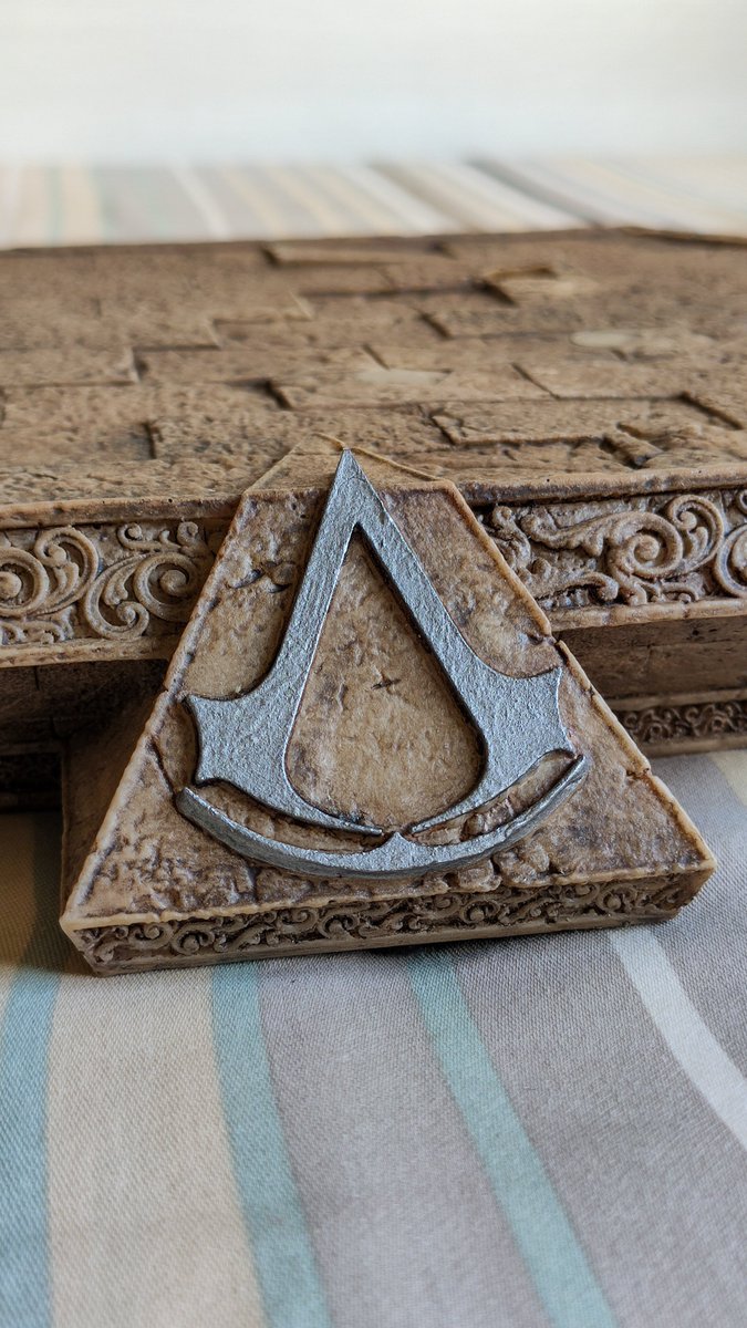 juanmawl's tweet image. 🔹Base del diorama🪶
🔸3️⃣3️⃣✨

Imita el diseño del suelo de la librería de Altair, lugar dónde descansa su cuerpo 🇸🇾.

📌📸 (4/9)

#RIPAltair #PureArtsSnap #AssassinsCreed