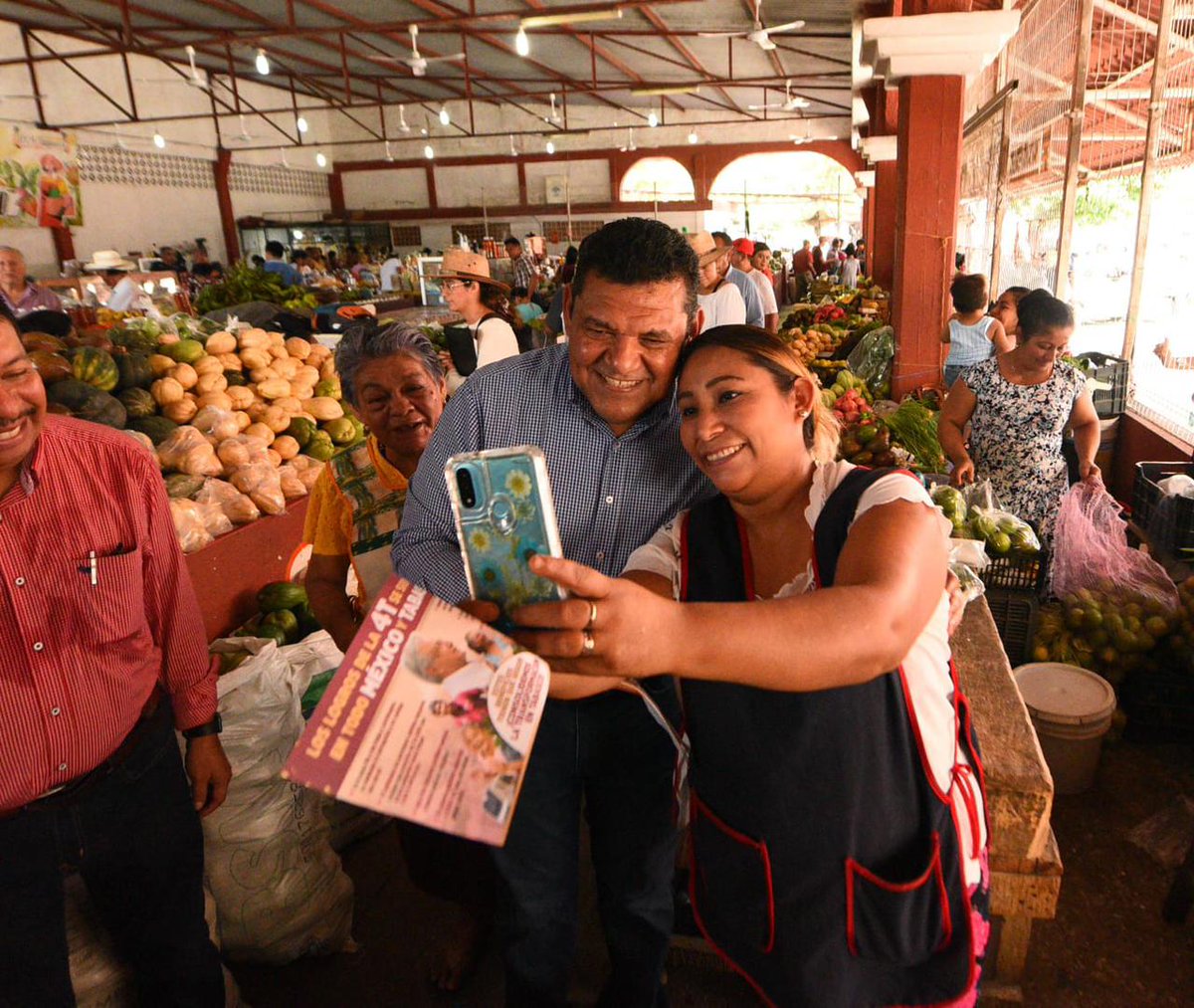 TabascoJavier's tweet photo. Estuvimos en el mercado de #Teapa donde la gente respalda los logros de la #4T. Hay mucho entusiasmo y mucha esperanza en que la transformación continuará para bien del pueblo. https://t.co/8M3leaPafV