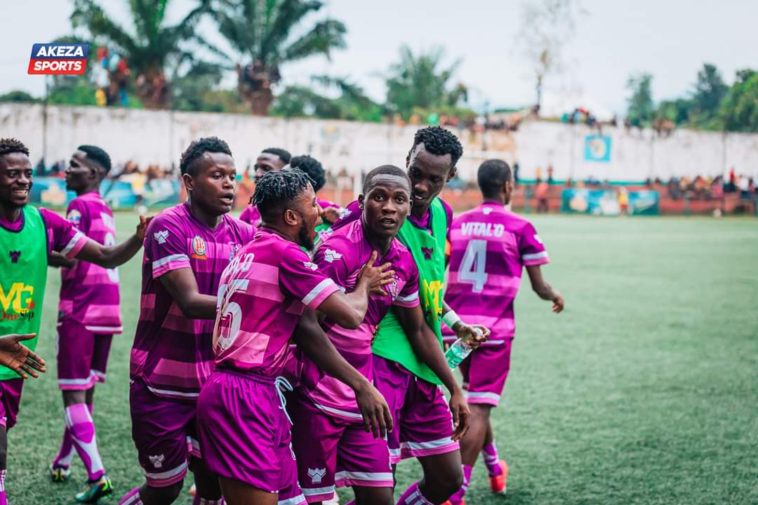 Cinq matches, cinquième victoire pour nous. But de Jean Claude GIRUMUGISHA alias Musawuza contre Olympique Stars (1-0).
Vital'o FC Tupaaa ???
💜🤍
📸: <a href="/AkezaSports/">AKEZA SPORTS</a>
