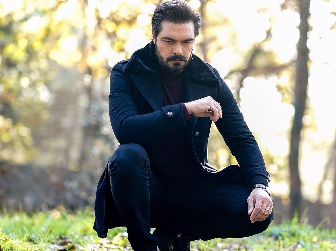 halilibrahimin's tweet photo. Yaman KIRIMLI ;Karşılıksız sevgiyi cesareti,özveriyi,sevdikleri için biteviye adanmışlığı her zerresine kadar yaşadın. Her karanlığın,aydınlığına derin bir inanç ve tutkuyla inandın savaştın, senin için elimden geldiğince mücadelende yoldaşın olmaya çalıştım. İstediğin gibi anlayabildiysem yaşatabildiysem seni ne mutlu bana… Bana bu gözü kara delikanlıyı EMANET ettiği için başta yapımcısı olmak üzere yönetmenlerime,partnerlerime ve oyuncu arkadaşlarıma ve bu güne kadar çalıştığım tüm set ekibimize minnettarım. Ve bu yolculukta en çokta evlerinde kalplerinde bize yer veren tüm sevenlerimize kucak dolusu sevgi ve saygılarımı sunuyorum. Yaman’a hakkınızı helal edin benden yana helal olsun…
#elvedayamankirimli 
@KaramelYapim @ayhanzen @nanananukastam
