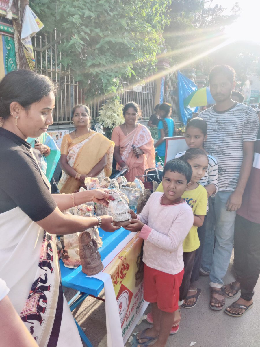 TeamVforu's tweet photo. Today We distributed Free Eco Friendly Clay Ganesh idols at Chilkalguda Near Katta Maissama Temple.

Thank you so much @ShamSunderBJP and @Lingishetty9999 Special Guests for Distributing the Ganesh Idols.

It was a tribute to Mother Earth.
Thank You all for your endless Support. https://t.co/k9Ntm9oudo