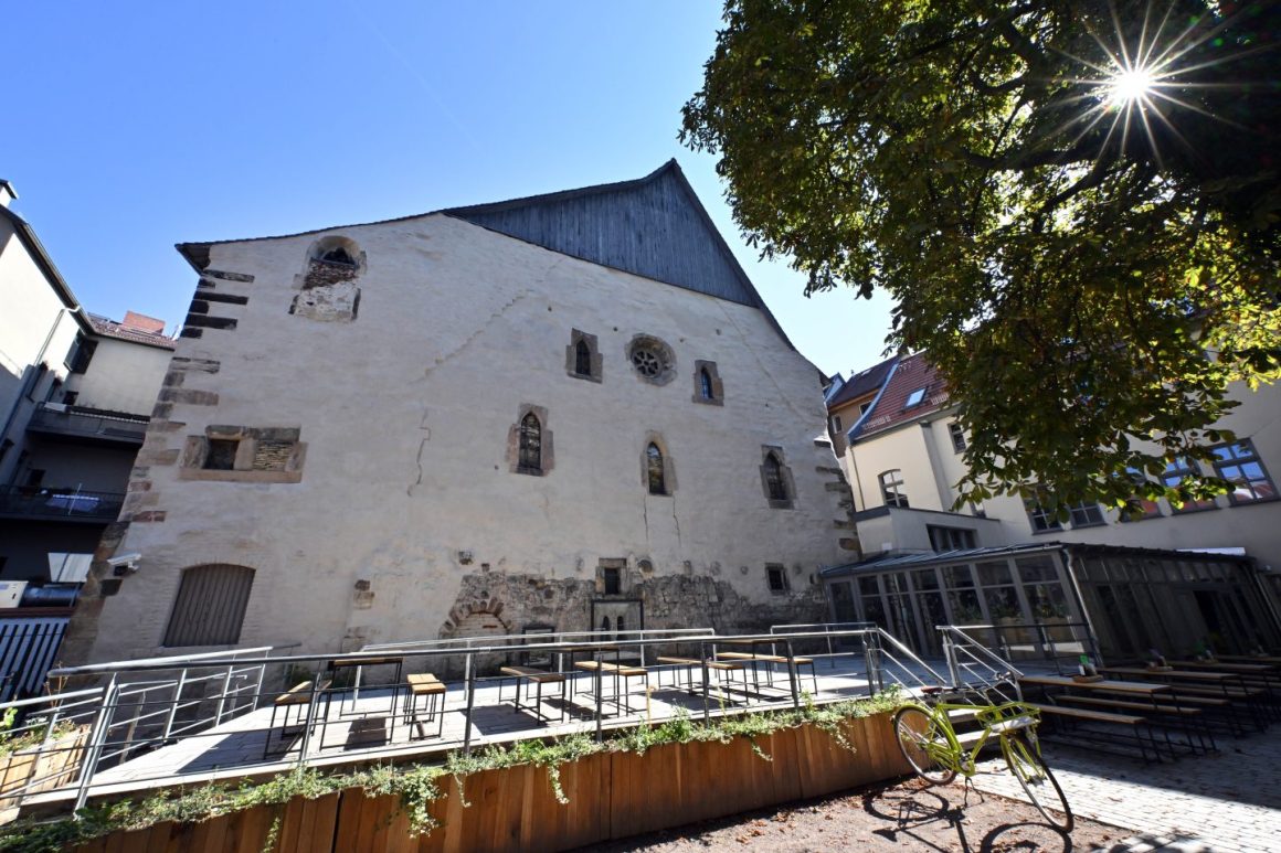 JuedischeOnline's tweet photo. Jubel, Freudentränen und knallende Sektkorken in Thüringens Landeshauptstadt: Das jüdisch-mittelalterliche Erbe in Erfurt wird neues Unesco-Welterbe.  https://t.co/hh8sxXw18z https://t.co/Y1rPZgmO1T