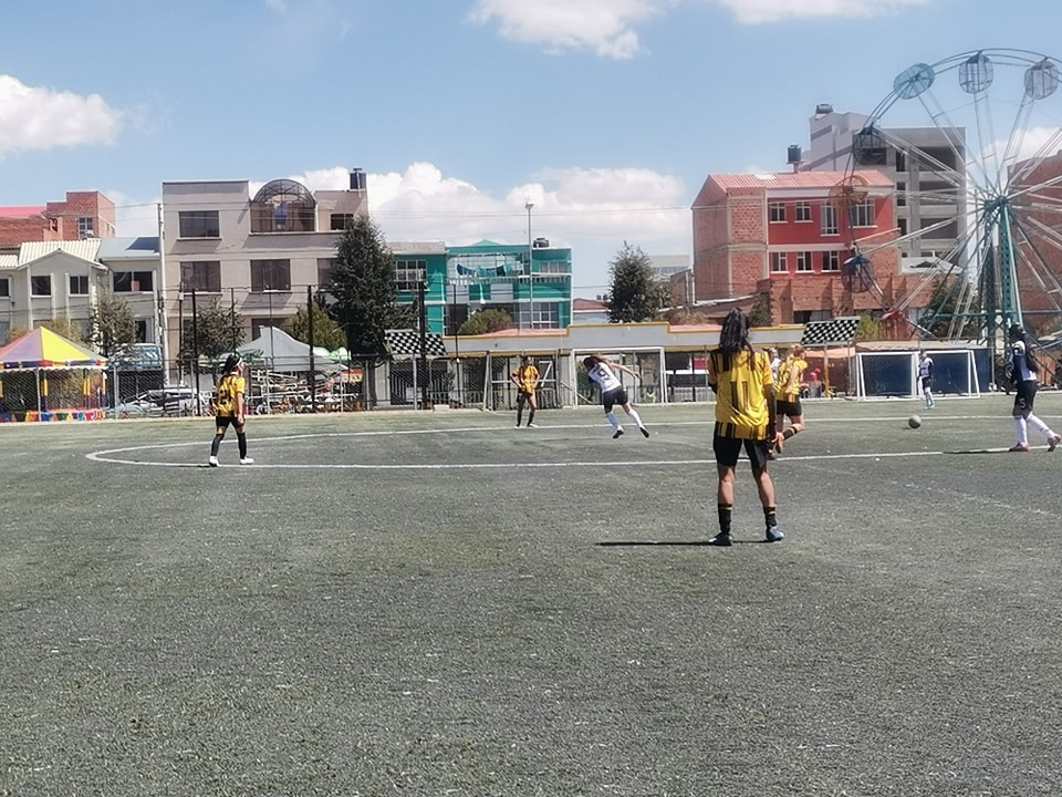 ElDerribador's tweet photo. #ElDerribador
📷 #Satelite #CanchaMilluni
#TorneoPrimera"A"
#TheStrongestFemenino  1📷 0 #ClubImperio
📷10' del primer tiempo
Goool B.Sanchez
Seguinos en la radio:
Erbol Radio 100.9 FM https://t.co/4Po5v9eFd8