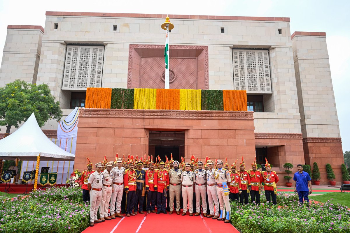 Historic moment for our country as the majestic Tiranga was unfurled in the New Parliament Building. The special guard of honour of the @pdgcrpf and the Central Band Team of the @crpfindia were privileged to present the Rashtriya Salute on this momentous occasion.